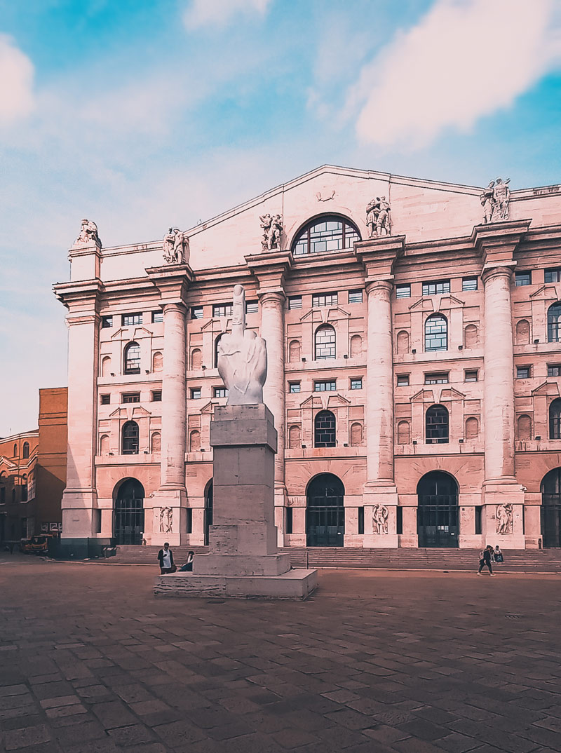 Borsa in Piazza Affari Milano - Opera di Maurizio Cattelan